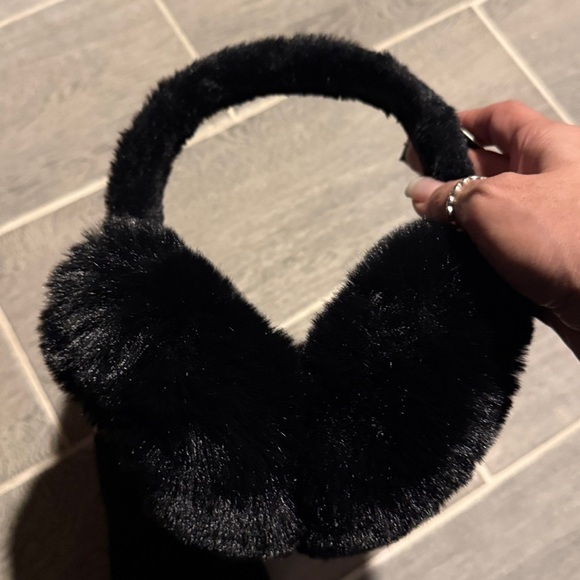UGG black glove and ear muff set - Picture 5 of 7